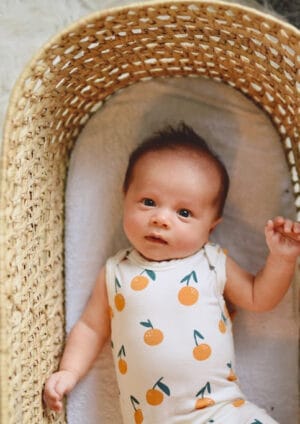 Pierwsze dni maluszka w koszu Mojżesza – czy to dobry wybór dla rodziców?