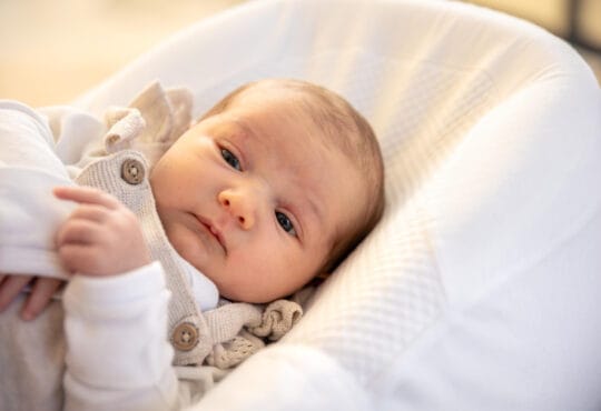 AZS u niemowlaka – domowe sposoby, które rzeczywiście łagodzą, i te, które szkodzą