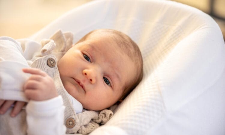 AZS u niemowlaka – domowe sposoby, które rzeczywiście łagodzą, i te, które szkodzą